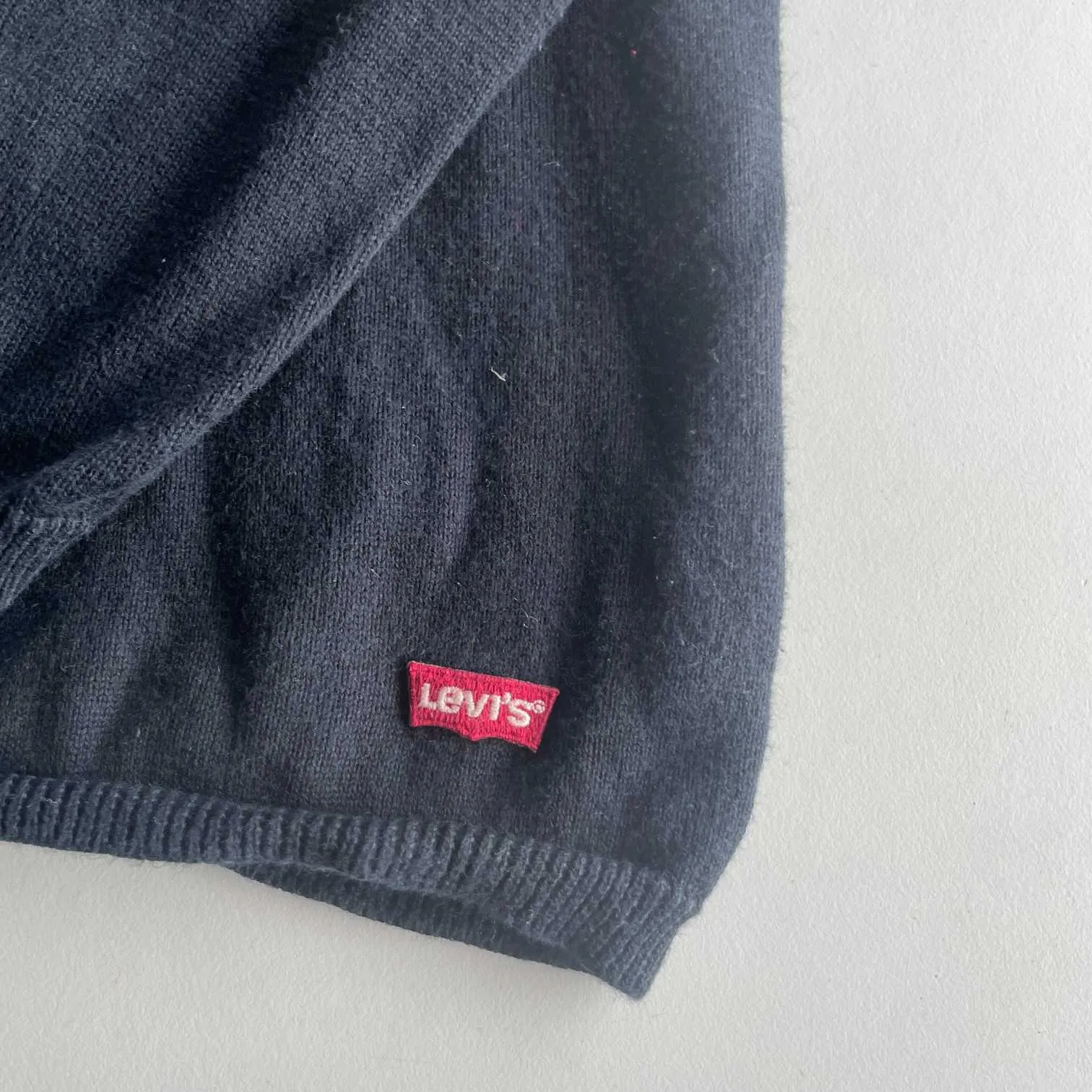 Vintage men black stripe Levi's crew neck sweatshirt in M|L27 W20|SKU 5601